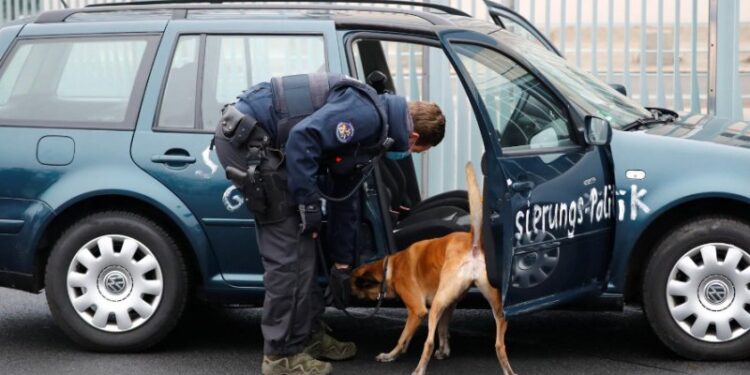Συναγερμός στο Βερολίνο: Αυτοκίνητο έπεσε στην πύλη της Καγκελαρίας