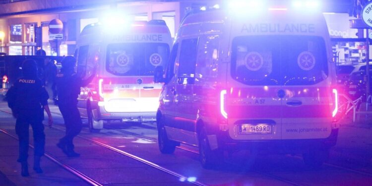 Βίντεο-σοκ από την τρομοκρατική επίθεση στη Βιέννη: Ενοπλος εκτελεί εν ψυχρώ περαστικό