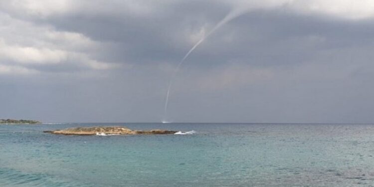 Κύπρος: Εντυπωσιακός υδροστρόβιλος σε κοντινή απόσταση από την ακτή. ΦΩΤΟ