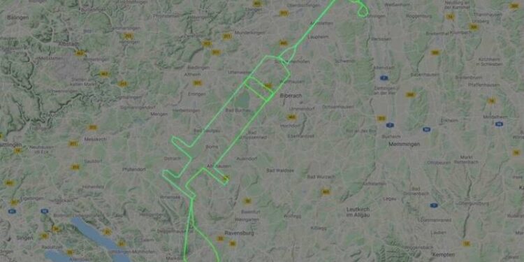 Γερμανός πιλότος σχημάτισε μία σύριγγα στον ουρανό για την έναρξη των εμβολιασμών στην ΕΕ