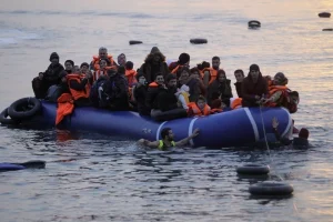 Λέμβος με μετανάστες. ΑΠΕ-ΜΠΕ, ΟΡΕΣΤΗΣ ΠΑΝΑΓΙΩΤΟΥ.