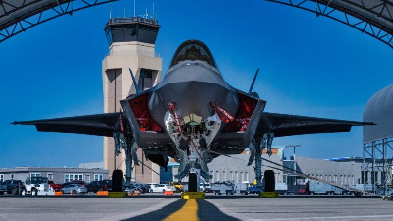 Το τελευταίο F-35A Lightning II της Πολεμικής Αεροπορίας των ΗΠΑ βρίσκεται στη γραμμή πτήσης στην αεροπορική βάση Tyndall, Φλόριντα, 16 Αυγούστου 2024. Ο Tyndall παρέλαβε το νεότερο αεροσκάφος του στις 12 Αυγούστου 2024. Οι προθήκες F-35A προχώρησαν τεχνολογία και διαλειτουργικότητα για συνεργατικές αμυντικές επιχειρήσεις. (Φωτογραφία της Πολεμικής Αεροπορίας των ΗΠΑ από την Airman 1st Class Victoria Moehlman)