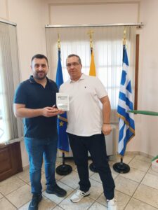 Ο Δήμαρχος Μετεώρων Λευτέρης Αβραμόπουλος, τιμά τον Καθηγητή Μάριο Παπαευσταθίου για την Κατάκτηση του Χρυσού Βραβείου Κορυφής & Καινοτομίας στην Ψηφιακή Εκπαίδευση, την Τεχνητή Νοημοσύνη και την Ρομποτική.