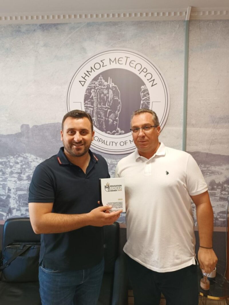 Ο Δήμαρχος Μετεώρων Λευτέρης Αβραμόπουλος, τιμά τον Καθηγητή Μάριο Παπαευσταθίου για την Κατάκτηση του Χρυσού Βραβείου Κορυφής & Καινοτομίας στην Ψηφιακή Εκπαίδευση, την Τεχνητή Νοημοσύνη και την Ρομποτική.