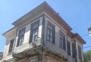 Ο πάνω όροφός του σπιτιού πέφτει αφού εκτός από την υπερεκατοντάχρονη ηλικία του, τον βαραίνει το ότι είναι φτιαγμένος σύμφωνα με την αντισεισμική μέθοδο της εποχής εκείνης ιδιαίτερα επιβαρυμένης από τους σεισμούς στην περιοχή στο δεύτερο μισό του 19ου αιώνα. .Φωτογραφία μέσω ΑΠΕ-ΜΠΕ