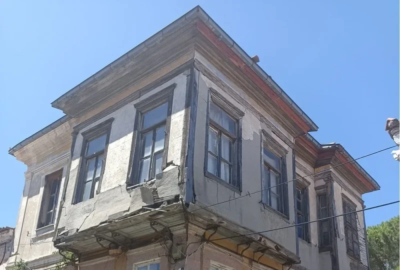 Ο πάνω όροφός του σπιτιού πέφτει αφού εκτός από την υπερεκατοντάχρονη ηλικία του, τον βαραίνει το ότι είναι φτιαγμένος σύμφωνα με την αντισεισμική μέθοδο της εποχής εκείνης ιδιαίτερα επιβαρυμένης από τους σεισμούς στην περιοχή στο δεύτερο μισό του 19ου αιώνα. .Φωτογραφία μέσω ΑΠΕ-ΜΠΕ
