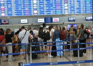 Ταξιδιώτες στο αεροδρόμιο «Ελευθέριος Βενιζέλος». ΑΠΕ-ΜΠΕ/ΑΠΕ-ΜΠΕ/ΟΡΕΣΤΗΣ ΠΑΝΑΓΙΩΤΟΥ