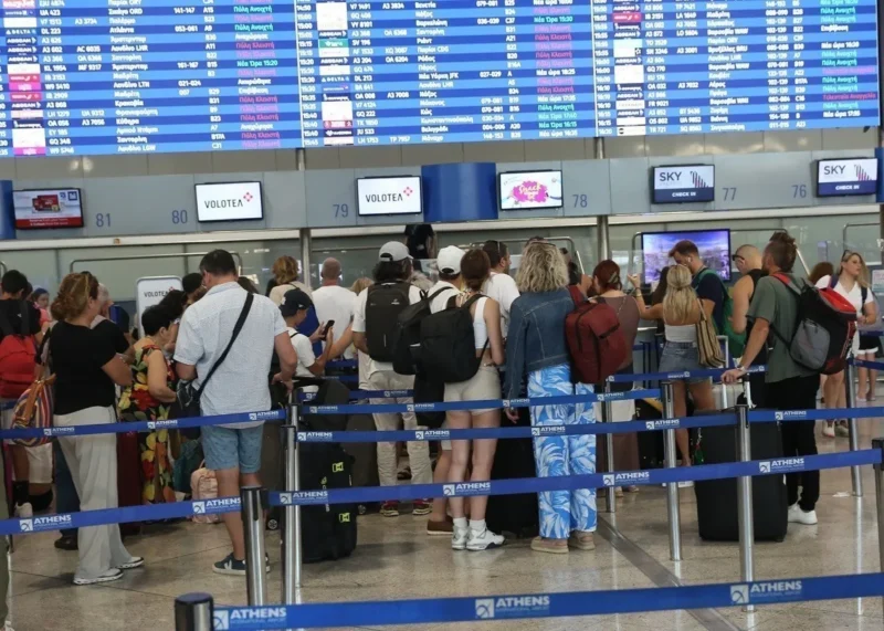 Ταξιδιώτες στο αεροδρόμιο «Ελευθέριος Βενιζέλος». ΑΠΕ-ΜΠΕ/ΑΠΕ-ΜΠΕ/ΟΡΕΣΤΗΣ ΠΑΝΑΓΙΩΤΟΥ