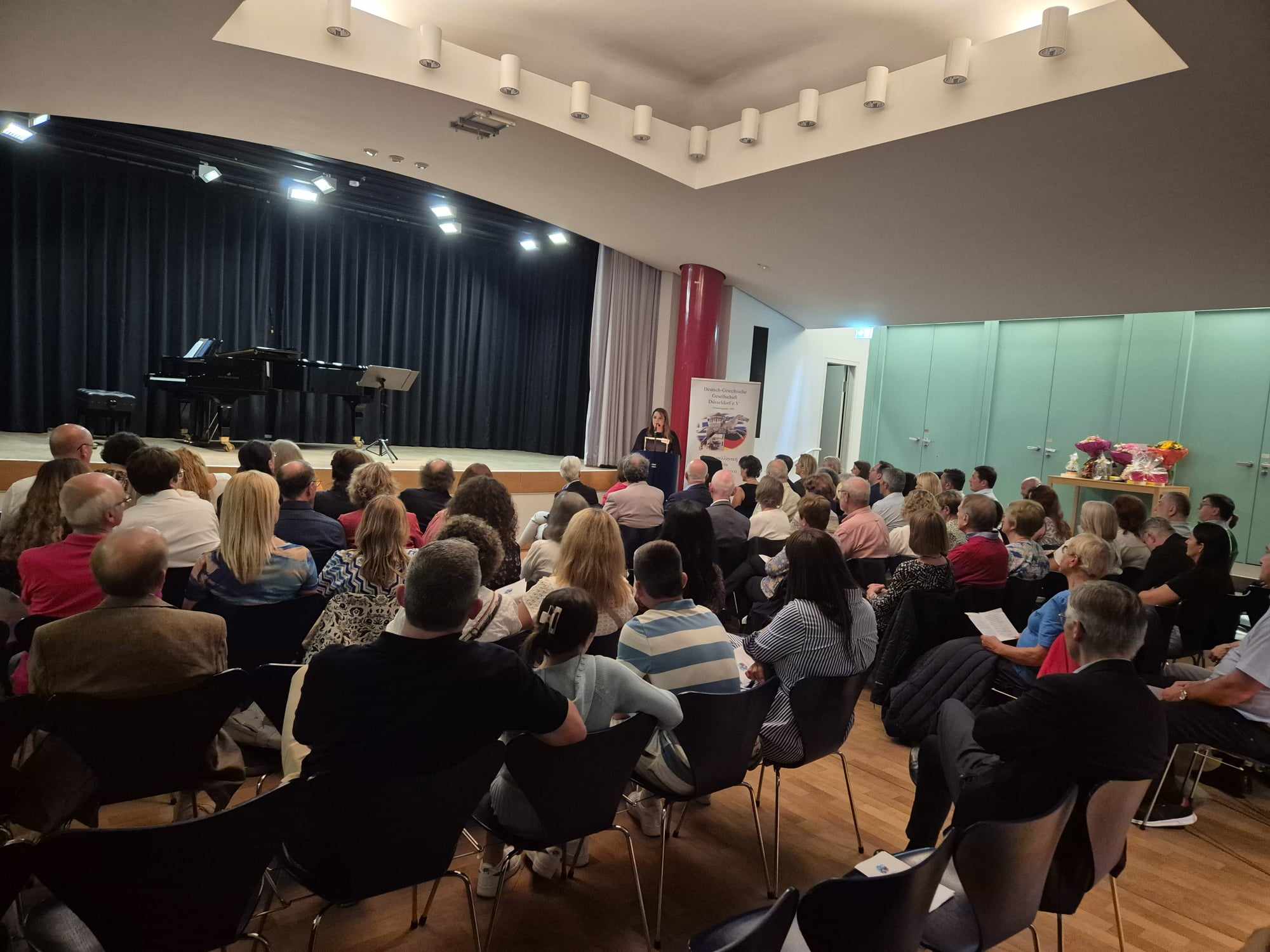 Πλήθος κόσμου βρέθηκε στην γιορτή του συλλόγου για τα 70 χρόνια λειτουργίας του, σε μια κατάμεστη αίθουσα e-enimerosi / Μουρτζούκος Χρήστος