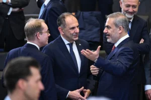 FILE PHOTO: Ο ισλαμιστής υπουργός Εξωτερικών της Τουρκίας, Χακάν Φιντάν (δεξιά) με τον Έλληνα ομόλογό του, Γιώργο Γεραπετρίτη (κέντρο) σε συνάντηση τους στο ΝΑΤΟ, στις Βρυξέλλες. Photo via Republic of Türkiye, Ministry of Foreign Affairs, Facebook