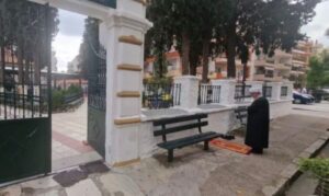 Ο νόμιμος Μουφτής προσεύχεται εκτός του τζαμιού. Φωτογραφία από τη Φωνή της Ροδόπης