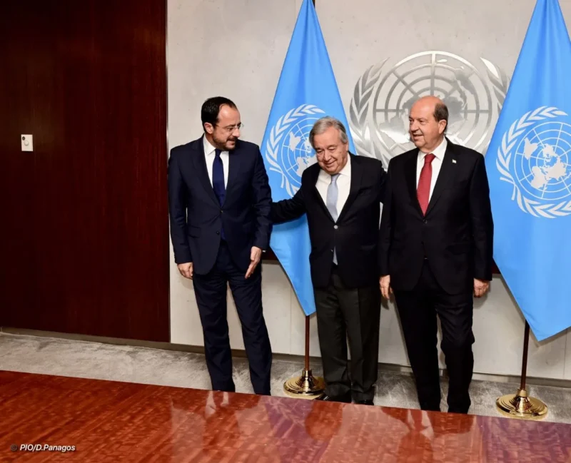 Ο Γενικός Γραμματέας των Ηνωμένων Εθνών, Αντόνιο Γκουτέρες στο γραφείο του στον 38ο όροφο του ΟΗΕ, με τον Πρόεδρο της Κυπριακής Δημοκρατίας, Νίκο Χριστοδουλίδη και τον κατοχικό ηγέτη, Ερσίν Τατάρ. Φωτογραφία ΔΗΜΗΤΡΗΣ ΠΑΝΑΓΟΣ