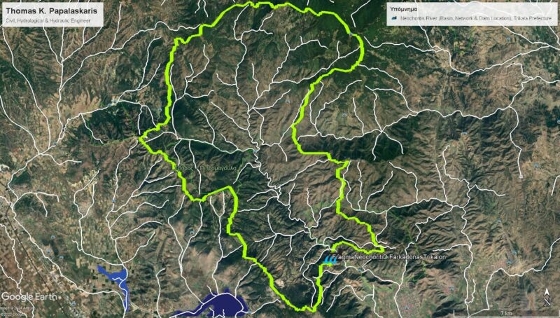 Εικόνα 3. Η απεικόνιση της λεκάνης απορροής (περίγραμμα επιφάνειας με «ανοιχτή πράσινη» απόχρωση), που αντιστοιχεί έως την θέση όπου σχεδιάστηκε, αρχικά, να κατασκευαστεί το «Φράγμα Ποταμού Νεοχωρίτη, Δήμου Φαρκαδόνας, Π.Ε. (“Νομού”) Τρικάλων», του αντίστοιχου, περιεχόμενου σε αυτήν, υδρογραφικού δικτύου (γραμμές με «ανοιχτή άσπρη» απόχρωση) και της, αρχικά σχεδιασθείσας, θέσης του, «Φράγματος Νεοχωρίτη Ποταμού», («σχετικό, συμβολικό, εικονίδιο απεικόνισης φράγματος», επί του υπόβαθρου της διαδικτυακής πλατφόρμας «Google Earth» [1,2,4,9].