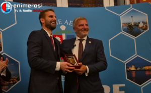 Ο Γιάννης Γιαννακόπουλος, πρόεδρος του ιατρικού συλλόγου της Βόρειας Ρηνανίας-Βεστφαλίας με τον Γιώργο Πατούλη πρόεδρο του ιατρικού συλλόγου Αθηνών.
