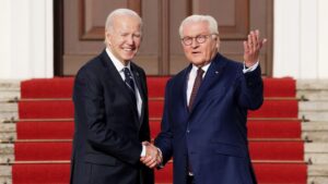 Ο Frank-Walter Steinmeier υποδέχεται τον Πρόεδρο των ΗΠΑ Τζο Μπάιντεν στο παλάτι Bellevue στο Βερολίνο Sean Gallup/Getty Images