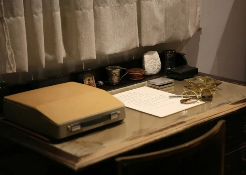 Το γραφείο του νομπελίστα ποιητή όπως παρουσιάζεται στο μουσείο. Προσωπικά αντικείμενα, εκθέματα στο μουσείο «Το σπίτι του Ελύτη», στην Πλάκα την Παρασκευή 1 Νοεμβρίου 2024. ΑΠΕ-ΜΠΕ/ ΟΡΕΣΤΗΣ ΠΑΝΑΓΙΩΤΟΥ