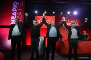 FILE PHOTO Οι υποψήφιοι για την προεδρία του ΣΥΡΙΖΑ - ΠΣ Παύλος Πολάκης (Α), Απόστολος Γκλέτσος (2Α), Σωκράτης Φάμελλος (2Δ) και Νικόλας Φαραντούρης (Δ) χαιρετούν τους συνέδρους, μετά τις ομιλίες τους στις εργασίες του έκτακτου Συνεδρίου του ΣΥΡΙΖΑ - ΠΣ, Αθήνα, Σάββατο 9 Νοεμβρίου 2024. ΑΠΕ- ΜΠΕ/ΑΛΕΞΑΝΔΡΟΣ ΒΛΑΧΟΣ