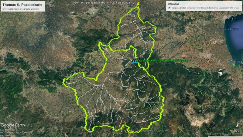 Εικόνα 1. Η απεικόνιση, της «λεκάνης απορροής» (επιφάνεια με «ανοιχτή πράσινη απόχρωση») (του «”Ενιπέα Ποταμού” που αντιστοιχεί έως την θέση όπου σχεδιάστηκε αρχικά να κατασκευαστεί το «“Φράγμα Σκοπιάς” (στην θέση “Παλιοδερλί”)», η οποία βρίσκεται περίπου στην θέση ανάμεσα στον οικισμό «Σκοπιά» και στον οικισμό «Καλλιθέα») και της «λεκάνης απορροής» (το άθροισμα της επιφάνειας με «ανοιχτή πράσινη απόχρωση» και της επιφάνειας με «ανοιχτή γκρι απόχρωση») (του «”Ενιπέα Ποταμού” που αντιστοιχεί έως την θέση στην «“Ιρλανδική Διάβαση” (“ράμπα”) της “Γέφυρας Αμπελιάς”», η οποία βρίσκεται περίπου στην θέση ανάμεσα στον οικισμό «Αμπελιά» και στον οικισμό «Ξυλάδες»), του «υδρογραφικού (γραμμικού) δικτύου» (γραμμές με «έντονη μπλε» απόχρωση με διαβάθμιση του πάχους της γραμμής, όπου το πάχος της κάθε γραμμής εξαρτάται από την “τάξη” του εκάστοτε ρέματος που αντιπροσωπεύει δηλαδή όσο μεγαλύτερη είναι η “τάξη” του ρέματος τόσο παχύτερη είναι και η αντίστοιχη γραμμή που το αντιπροσωπεύει), των «οικισμών του Δήμου Φαρσάλων», των «οικισμών του Δήμου Δομοκού» και των «οικισμών του Δήμου Αλμυρού» (κουκίδες με «μαύρη απόχρωση» και ονομασία, επίσης, με «μαύρη απόχρωση»), του «περιγράμματος του “Δήμου Φαρσάλων”», του «περιγράμματος του “Δήμου Δομοκού”» και του «περιγράμματος του “Δήμου Αλμυρού”» (γραμμές με «μαύρη απόχρωση»), όπως απεικονίζονται στο «ελεύθερο διαδικτυακά λογισμικό» «Q.G.I.S.» [4], μέσω των σχετικών αρχείων που ανακτήθηκαν τόσο από την σχετική διαδικτυακή «πλατφόρμα» («Copernicus») όσο και από την σχετική διαδικτυακή «πλατφόρμα» («ΕΛ.ΣΤΑΤ.»),[1,2,4,12].