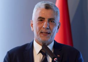 Ο υπουργός Εμπορίου της Τουρκίας Omer Bolat απευθύνεται στο κοινό κατά τη διάρκεια τελετής υπογραφής στην Κωνσταντινούπολη, Τουρκία, 29 Απριλίου 2024. REUTERS/Umit Bektas/File Photo Purchase Licensing Rights
