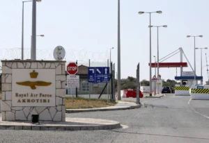 Το τέλος της αποικιοκρατίας στην Κύπρο ζητά ο Μάικλ Ρούμπιν, όπου καλεί τη Μεγάλη Βρετανία να αποχωρήσει από τις βάσεις