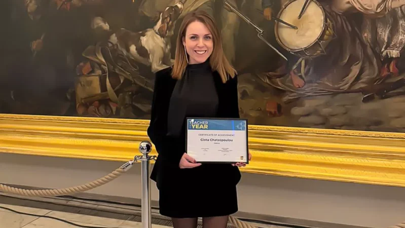 Η Γιώτα Χατζοπούλου η οποία αναδείχθηκε Εκπαιδευτικός της Χρονιάς για το έργο της στη μαθητική επιχειρηματικότητα του Junior Achievement Greece. Πηγή φωτ.: JA Greece