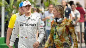 Η μάνατζέρ Sabine Kehm δίπλα στον θρύλο της Formula 1 Michael Schumacher. Στη δίκη του εκβιασμού κατέθεσε η 60χρονη. (εικόνα αρχείου ) εικόνα / dpa | Ντέιβιντ Έμπενερ