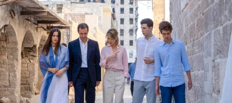 Ο Άσαντ με τη γυναίκα και τα παιδιά του στην παλιά πόλη του Χαλεπίου το 2023 AFP