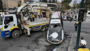 Στο Χαλέπι, τα Λευκά Κράνη έχουν ήδη αρχίσει να καθαρίζουν την πόλη από κατεστραμμένα αυτοκίνητα, εξαρτήματα πυραύλων και νάρκες © OMAR HAJ KADOUR / AFP