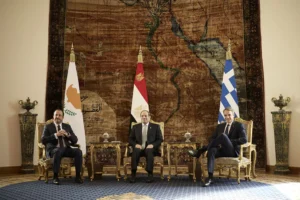 Ο Πρόεδρος της Αιγύπτου, Abdel Fattah El-Sisi (Κ), ο Πρόεδρος της Κύπρου, Νίκος Χριστοδουλίδης (Α) και ο πρωθυπουργός, Κυριάκος Μητσοτάκης (Δ), συμμετέχουν στη 10η Τριμερή Σύνοδο Κορυφής Ελλάδας-Αιγύπτου-Κύπρου, στο Κάιρο,Τετάρτη 8 Ιανουαρίου 2025. ΑΠΕ-ΜΠΕ/ΓΡΑΦΕΙΟ ΤΥΠΟΥ ΠΡΩΘΥΠΟΥΡΓΟΥ/ΔΗΜΗΤΡΗΣ ΠΑΠΑΜΗΤΣΟΣ