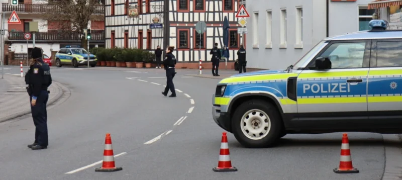 Μεγάλη επιχείρηση αστυνομίας και ειδικών δυνάμεων μπροστά από υποκατάστημα τράπεζας. dpa